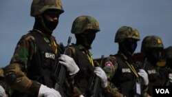 ​កង​អង្គរក្ស​​ដើរជា​ក្បួន​នៅ​ថ្ងៃ​អាទិត្យ​នេះ​ក្នុង​ពិធី​ប្រារព្ធ​ខួប​លើក​ទី៨​នៃ​ការ​បង្កើត​កង​អង្គរក្ស​លោក​ហ៊ុន សែន​។ (រូបថត៖ ឡេង ឡែន VOA ខ្មែរ​/ថ្ងៃ៤​ កញ្ញា២០១៦)