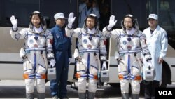 Para astronot Tiongkok sesaat sebelum peluncuran dari kiri: astronot perempuan Liu Yang, serta dua rekan astronot pria Liu Wang dan Jing Haipeng (foto: Sabtu 16/6).