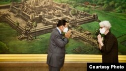 អ្នកស្រី Wendy Sherman អនុ​រដ្ឋមន្រ្តី​ក្រសួង​ការ​បរទេស​អាមេរិក ជួប​ជាមួយ​នឹង​លោក​នាយក​រដ្ឋមន្ត្រី ហ៊ុន សែន ក្នុង​ដំណើរ​ទស្សនកិច្ច​ផ្លូវ​រដ្ឋ​មក​កម្ពុជា ថ្ងៃទី១ ខែមិថុនា ឆ្នាំ២០២១។ (រូបថត​ផ្ដល់​ឲ្យ​ដោយ​ស្ថានទូត​សហរដ្ឋ​អាមេរិក​ប្រចាំ​នៅ​កម្ពុជា)