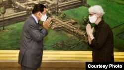 អ្នកស្រី Wendy Sherman អនុ​រដ្ឋមន្រ្តី​ក្រសួង​ការ​បរទេស​អាមេរិក ជួប​ជាមួយ​នឹង​លោក​នាយក​រដ្ឋមន្ត្រី ហ៊ុន សែន ក្នុង​ដំណើរ​ទស្សនកិច្ច​ផ្លូវ​រដ្ឋ​មក​កម្ពុជា ថ្ងៃទី១ ខែមិថុនា ឆ្នាំ២០២១។ (រូបថត​ផ្ដល់​ឲ្យ​ដោយ​ស្ថានទូត​សហរដ្ឋ​អាមេរិក​ប្រចាំ​នៅ​កម្ពុជា)