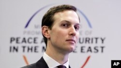 រូបឯកសារ៖ ទីប្រឹក្សាសេតវិមានលោក Jared Kushner ចូលរួមប្រជុំ​ក្នុងសន្និសីទមួយស្តីពី​សន្តិភាព និងសន្តិសុខ​នៅ​តំបន់មជ្ឈិមបូព៌ា កាលពីថ្ងៃទី១៤ ខែកុម្ភៈ ឆ្នាំ២០១៩។ 