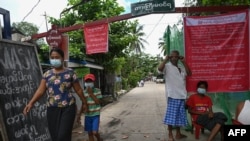 រូបឯកសារ៖ ពលរដ្ឋដើរកាត់កន្លែងតម្រួតពិនិត្យមួយនៅក្រុង Yangon ប្រទេសមីយ៉ាន់ម៉ា កាលពីថ្ងៃទី១១ ខែកញ្ញា ឆ្នាំ២០២០។