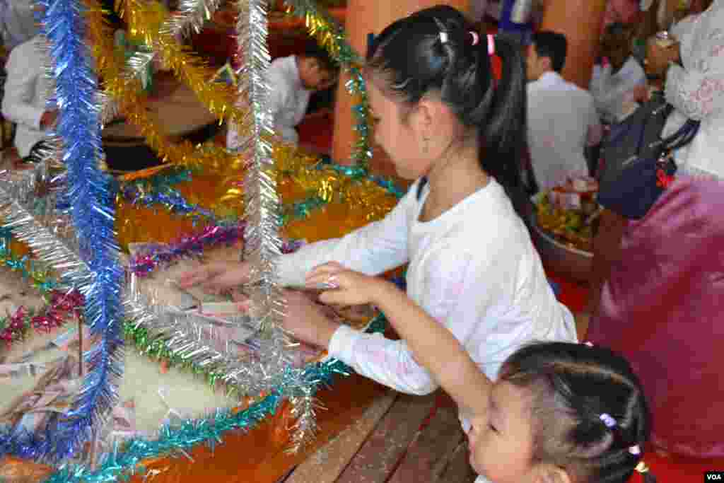 ក្មេងៗ​ចូលរួម​ជា​បច្ច័យនៅ​ថ្ងៃ​បុណ្យ​ភ្ជុំបិណ្ឌ ក្នុង​វត្ត​មួយ​នៅ​ជាយ​ក្រុង​ភ្នំពេញ​⁠ កាល​ពី​ថ្ងៃ​អង្គារ ទី​០៩ ខែ​តុលា ឆ្នាំ​២០១៨។⁠ (ណឹម សុភ័ក្រ្តបញ្ញា/VOA)