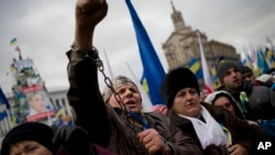 “Потрібно уникати прирівнювання поведінки Росії та України. Росію очолює безжальний диктатор, який ... бомбардує, ґвалтує та катує. В Україні - демократично обраний лідер, який героїчно згуртовує свій народ", - пише Ставрідіс.  