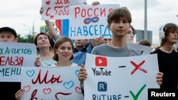 Կրեմլի պրոպագանդիստ համարվող երգիչ Շամանի՝ Յարոսլավ Դրոնովի համերգի մասնակիցները։ Մոսկվա, հուլիսի 19, 2024թ․։