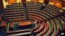 Petugas membersihkan ruang parlemen Mesir di Kairo, Mesir, 9 Juli 2012. (Foto: ilustrasi)