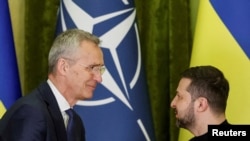 Sekretaris Jenderal NATO Jens Stoltenberg (kiri) dan Presiden Ukraina Volodymyr Zelenskyy menghadiri konferensi pers bersama di Kyiv, Ukraina, pada 20 April 2023. (Foto: Reuters/Alina Yarysh)