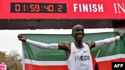 Elijut Kipčogi slavi posle istorijske trke u Beču (Foto: AFP)