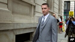 Edward Nero , l'un des six policiers de la ville de Baltimore accusés dans le cadre de la mort de Freddie Gray, arrivant au palais de justice au début de son procès à Baltimore Md, le 12 Mai, 2016