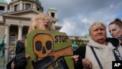 Transparent sa protesta "Srbija protiv nasilja" u Beogradu, 8. maja 2023. (Foto: AP/Darko Vojnovic)