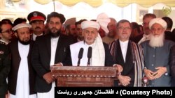 رئیس جمهور غنی که در ارگ صحبت می‌کرد،از رهبری گروه طالبان خواست که به پیشنهاد علما و مردم برای صلح "لبیک" بگویند..