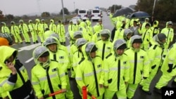 Polisi Korea Selatan memblokir truk-truk yang mengangkut selebaran propaganda anti-Korea Utara di Paju, dekat Zona Demilitarisasi (DMZ) antara Selatan dan Utara, Senin (22/10).