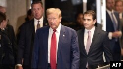 Поранешниот американски претседател Доналд Трамп пристигнува во Кривичниот суд на Менхетен на неговото судење за наводно прикривање на плаќања за замолчување поврзано со вонбрачни афери, во Њујорк, на 30 април 2024 година.