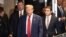 Поранешниот американски претседател Доналд Трамп пристигнува во Кривичниот суд на Менхетен на неговото судење за наводно прикривање на плаќања за замолчување поврзано со вонбрачни афери, во Њујорк, на 30 април 2024 година.
