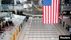 დაცარიელებული საბაჟო კონტროლის მწკრივები ნიუ-იორკის კენედის აეროპორტში 