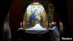 የኢትዮጵያ የተዋህዶ ሃይማኖት ካህን መንበሩን ሲያጥኑ በቅድስት ስላሴ ካቴድራል ቤተ ክርስቲያን አዲስ አበባ እአአ ሚያዝያ 11, 2015 [ፋይል ፎቶ ሮይተርስ/REUTERS]