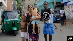 Wananchi wa Sri Lankan wanaoishi karibu na eneo la kanisa la St Anthony wamekimbilia eneo salama baada ya polisi kugundua mabomu ndani ya gari iliyokuwa imeegeshwa ambayo iliripuka Colombo, Sri Lanka, Aprili 22, 2019.