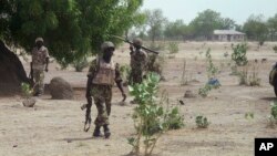 Tentara Nigeria melakukan patroli di pinggiran kota Maiduguri (foto: dok).