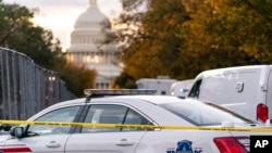 Vašingtonska policija vodi istragu u blizini zgrade Vrhovnog suda posle izveštaja o sumnjivom vozilu, 19. oktobra 2022. (Foto: AP /J. Scott Applewhite)