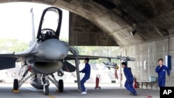 타이완 공군 장병들이 F-16V 전투기 비상 운용 훈련을 실시하고 있다. (자료사진)