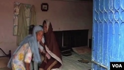 Warga Kristen di sebuah daerah di Islamabad bersiap meninggalkan rumah mereka. (Foto: Dok)