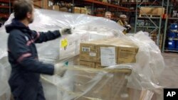 지난 2004년 1월 미국 미시간주 로물루스의 노스웨스트 항공 창고에서 미국 민간단체 아메리케어스가 아시아 지역으로 보내는 긴급 구호 물자를 적재하기 위해 준비하고 있다. (자료사진)
