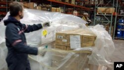 지난 2004년 1월 미국 미시간주 로물루스의 노스웨스트 항공 창고에서 미국 민간단체 아메리케어스가 아시아 지역으로 보내는 긴급 구호 물자를 준비하고 있다. (자료사진)
