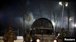 Vozilo grčke vojske sa ventilatorom kojim potiskuju oblak suzavca, u blizini granice sa A vehicle with a ventilator to move away tear gas is seen near Turkey's Pazarkule border crossing, in Kastanies, Greece March 12, 2020. REUTERS/Florion Goga