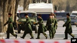 지난 1997년 탈북한 황장엽 전 북한 최고인민회의 상임위원장이 중국 베이징 주재 한국총영사관으로 피신한 직후, 중국 경찰이 경비를 강화하고 있다. (자료사진)