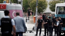 La police turque sur la scène de l'explosion à Istanbul, Turquie, le 7 juin 2016.