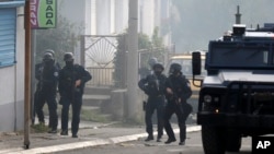 Pripadnici kosovske policije u akciji na ulicama severnog dela Kosovske Mitrovici (AP Photo/Bojan Slavkovic)