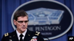 Panglima Komando Sentral AS yang membawahi operasi di Timur Tengah, Jenderal Joseph Votel, berbicara kepada wartawan di Pentagon (30/8). (AP/Manuel Balce Ceneta)
