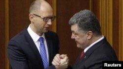 PM Arseniy Yatsenyuk dan Presiden Petro Poroshenko (Foto: dok).
