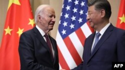 পেরুর রাজধানী লিমায় এশিয়া-প্রশান্ত মহাসাগরীয় অর্থনৈতিক সহযোগিতা সংস্থার (এপেক) সম্মেলনের সময় আলাদা এক শীর্ষ বৈঠকে মিলিত হন প্রেসিডেন্ট জো বাইডেন এবং প্রেসিডেন্ট শি জিনপিং। ফটোঃ ১৬ নভেম্বর, ২০২৪। 