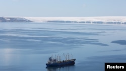 资料照片：南极洲半月湾有一艘国籍不明的捕磷虾渔船。
