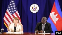 លោកស្រី Sarah Fox (ឆ្វេង) តំណាង​ពិសេស​ទទួល​បន្ទុក​ផ្នែក​កិច្ចការ​ពលកម្ម​អន្តរជាតិ​នៃ​សហរដ្ឋ​អាមេរិក ធ្វើ​ទស្សនកិច្ច​ផ្លូវការ​មក​កម្ពុជា​នៅ​ស្ថានទូត​សហរដ្ឋ​អាមេរិក​ប្រចាំ​កម្ពុជា កាលពី​ថ្ងៃ​អង្គារ ទី០៤ ខែ​តុលា​ ឆ្នាំ២០១៦។ (ហ៊ាន សុជាតា/VOA)