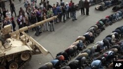 开罗的广场上反政府示威者祈祷