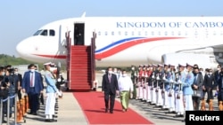 Myanmar Foreign Minister Wunna Maung Lwin welcomes Cambodian Prime Minister Hun Sen in Naypyitaw on January 7, 2022. (Cambodian Government/via Reuters)