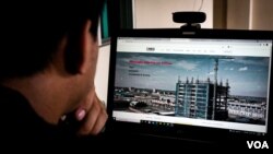 យុវជនម្នាក់កំពុងស្វែងរកការប្រកាសរើសបុគ្គលិកនៅតាមអនឡាញ នៅរាជធានីភ្នំពេញ កាលពីថ្ងៃទី៥ ខែកញ្ញា ឆ្នាំ២០២១។ (កាន់ វិច្ឆិកា/វីអូអេ)