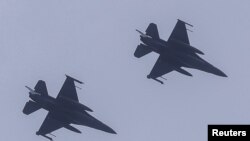 Jet tempur F-16 milik Angkatan Udara Taiwan terbang di wilayah Hualien, Taiwan, pada 9 April 2023. (Foto: Reuters/Ann Wang)