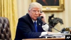 Presiden AS Donald Trump sedang melakukan pembicaraan dengan PM Australia Malcolm Turnbull dari telepon resmi di Gedung Putih (foto: ilustrasi).