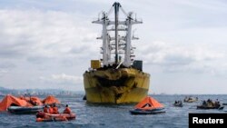 Para petugas penyelamat berupaya mencari korban tabrakan kapal feri "St Thomas Aquinas" dan kapal kargo "Sulpico Express 7" di Talisay, Cebu, Filipina (17/8).