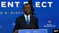 조 바이든 미국 민주당 당선자가 재무부 부장관으로 지명한 월리 아데예모가 지난 1일 델라웨어 윌밍턴 퀸스극장에서 발언하고 있다.