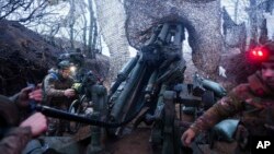 Украинските војници на 148-та артилериска бригада пукаат со хаубица М777 кон руските позиции на фронт во насока на регионот Доњецк, Украина, 26 јануари 2025 година