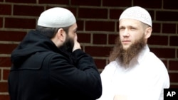 Sven Lau, pemimpin Salafi di Jerman ditangkap atas tuduhan membantu kelompok JAMWA berbasis di Suriah, 15 Desember 2015 (Foto: dok).
