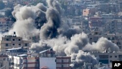 2024년 11월 14일 레바논 베이루트 남부 교외의 다히예에서 이스라엘 공습으로 연기가 피어오르고 있다. 