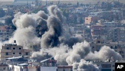 Asap mengepul dari sejumlah lokasi di Dahiyeh, Lebanon, setelah serangan udara Israel mengenai gedung-gedung di lokasi tersebut, pada 14 November 2024. (Foto: AP/Hussein Malla)