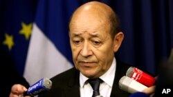 Menteri Pertahanan Perancis Jean-Yves Le Drian menjelaskan operasi militer Perancis terhadap militan di Mali (foto: dok). 