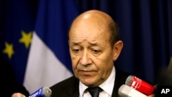 Jean-Yves Le Drian après une conférence de presse à Paris, à l'époque où il était ministre français de la Défense, le samedi 12 janvier 2013.