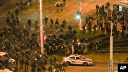 지난 11일 벨라루스 민스크에서 선거결과에 항의하는 시위자들을 대항하기 위해 경찰이 출동했다.